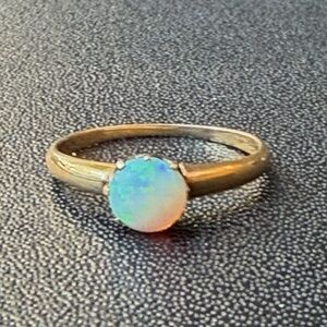 Vintage classic 14k yellow Gold and Opal Ring